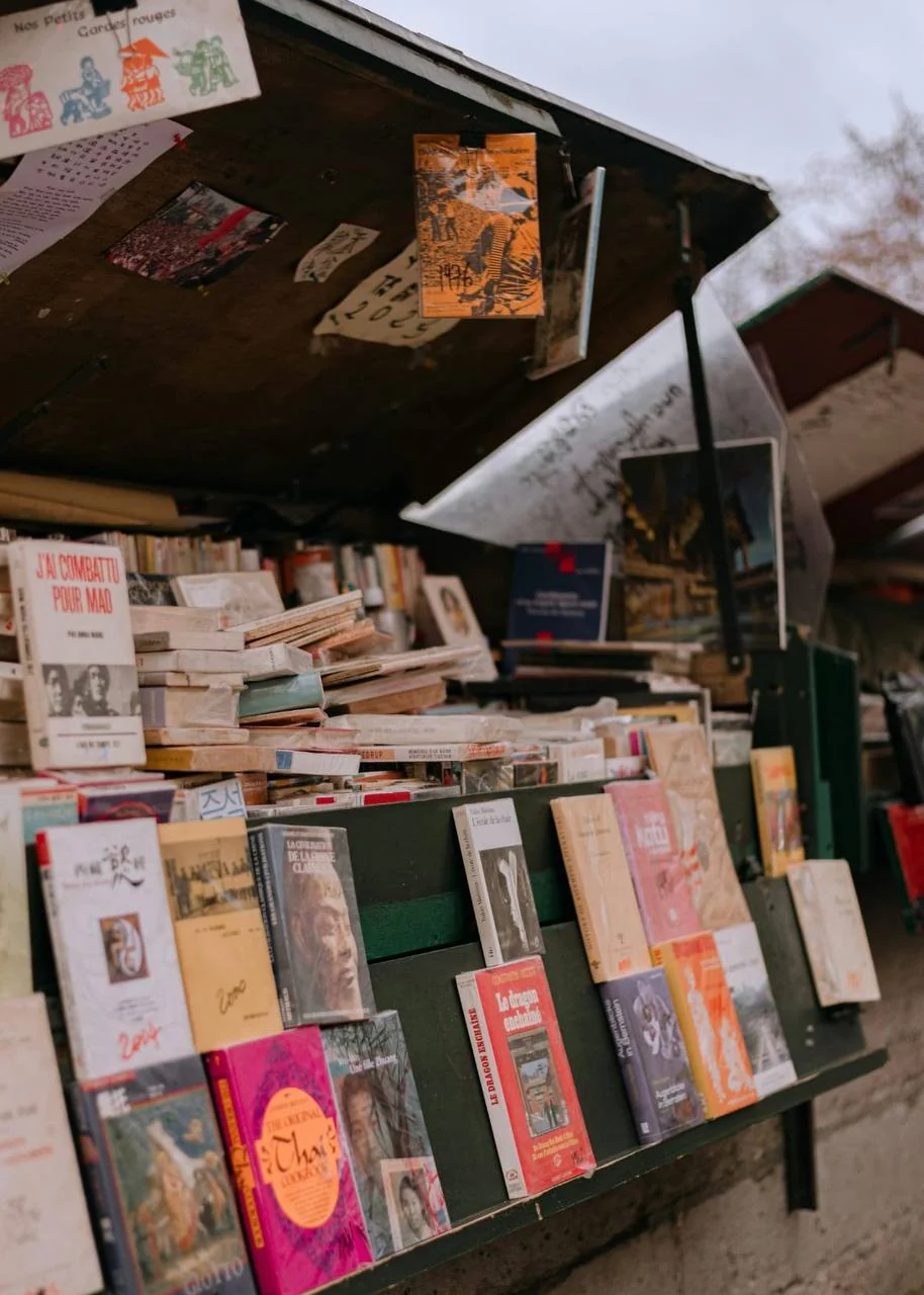 Stand of old and second-hand books in Paris, with many varied books carefully arranged.